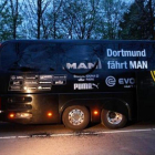 El autobús del Dortmund recibió el ataque con explosivos que rompió las ventanas, tras las que estaba Bartra y sus compañeros.-AFP / INA FASBENDER