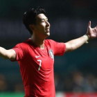 Heung-Min Son, tras el pitido final que daba la medalla de oro a Corea del Sur.-REUTERS / ATHIT PERAWONGMETHA
