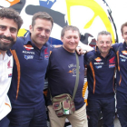 Stefano Laghi, junto a Santi Hernández, Carlos Liñán, Roberto Clerici y Jordi Castellá, del equipo de Marc Márquez.-EMILIO PÉREZ DE ROZAS