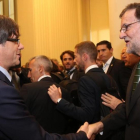 El 'president' Puigdemont saluda a Rajoy durante la inauguración de la exposición sobre Joan Miró en Oporto (Portugal), el pasado 30 de septiembre.-JORDI BEDMAR
