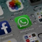 Aplicaciones de un teléfono móvil, entre ellas, la de Whatsapp.-AFP / JUSTIN SULLIVAN