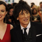 Ron Wood y su mujer, Sally Humphreys, en Nueva York en el 2012, al poco de conocerse.-AFP / TIMOTHY A. CLARY