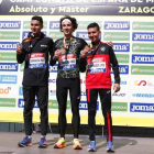 Ibrahim Chakir a la izquierda de la imagen como subcameón de España de maratón. RFEA