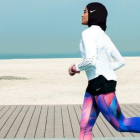 Manal Rostom luce el nuevo hijab deportivo de Nike.-AP / NIKE