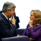 El presidente del Eurogrupo y ministro de Finanzas portugués, Mario Centeno, conversa con la ministra de Economía española, Nadia Calviño (d), antes de la reunión del Eurogrupo en Luxemburgo.-EFE/ JULIEN WARNAND (EPA)