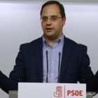 El secretario de organización del PSOE, César Luena, durante una rueda de prensa.-DAVID CASTRO
