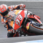 Marc Márquez (Honda) ya estaba, hoy, en el suelo, como puede apreciarse en la imagen y, con un golpe de gas, ha logrado poner en pie la moto.-MOTOGP / DIEGO SPERANI