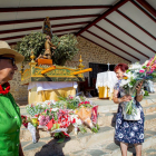 Ofrenda de flores a la Virgen de Inodejo en el 25 aniversario de su coronación. MARIO TEJEDOR