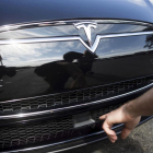 El radar situado en la parte delantera del Tesla S, el pasado octubre en un acto de la firma en Palo Alto (California).-REUTERS / BEN DIEFENBACH