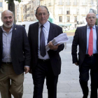El alcalde de Calatayud, José Manuel Aranda, y el de Torrubia, Raimundo Martínez, en la entrega de firmas.-LUIS ÁNGEL TEJEDOR