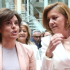 Soraya Sáenz de Santamaría y María Dolores de Cospedal, en una imagen de archivo correspondiente a la toma de posesión del presidente de la Comunidad de Madrid.-DAVID CASTRO