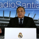 El presidente del Madrid, Florentino Pérez, en el palco del Santiago Bernabéu.-Foto: DAVID CASTRO