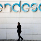 Un hombre habla por teléfono ante la sede de Endesa en Madrid.-REUTERS / ANDREA COMAS