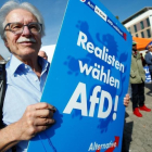 Miembros de AfD protestan en un acto electoral de Merkel, en Happenheim, este viernes-REUTERS / RALPH ORLOWSKI