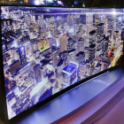 Televisor curvo Samsung de ultra alta definición, de 2,66 metros de diametro, presentado en el CES de Las Vegas.-