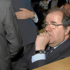 El presidente de la Junta, Juan Vicente Herrera, no pudo contener las lágrimas durante le Pleno extraordinario que tuvo lugar ayer en la Diputación. / EFE-