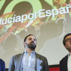 El líder de Vox, Santiago Abascal, en el centro, escoltado por su secretario general, Javier Ortega Smith, y el candidato a presidencia de Andalucía, Francisco Serrano, en un mitin de las elecciones andaluzas.-GOGO LOBATO (AP)