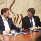 Junqueras y Puigdemont, en una reunión del Govern-JULIO CARBÓ