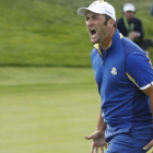 Jon Rahm celebra uno de sus golpes ganadores ante Tiger Woods en la Ryder Cup.-REUTERS / CARL RECINE