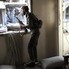 Un soldado de las Fuerzas Democráticas Sirias en Raqqa el pasado mes de julio.-AP / SARAH EL DEEB