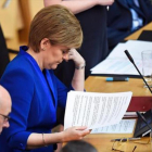 La ministra principal escocesa, Nicola Sturgeon, antes de intervenir en el Parlamento de Edimburgo.-/ AFP / ANDY BUCHANAN