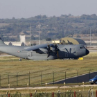 Un avión militar de transporte turco, aparcado en la base aérea de Incirlik, en la ciudad sureña de Adana, en julio del 2015.-REUTERS / MURAD SEZER