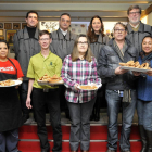 Los finalistas que lucharán el día 15 por alzarse con el premio al ‘Mejor Torrezno del Mundo’ con el jurado.-DIEGO MAYOR