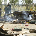 Agentes de la Policía Judicial de la Guardia Civil investigan la muerte de un hombre en la explosión del vehículo de una atracción de feria en Cabrillas-José Vicente / ICAL