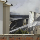 Edificios en llamas tras estrellarse la avioneta en Tires, cerca de Estoril, el 17 de abril.-EFE / ANTONIO COTRIM