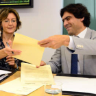 Alfonso de la Lastra firma el convenio de colaboración con Isabel García Tejerina al lado y junto a ella Anselmo García . / ÁLVARO MARTÍNEZ-