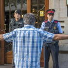 Guardias civiles y mossos en la Conselleria dEconomia, el 20 de septiembre.-/ FERRAN SENDRA