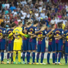 Los jugadores del Barça, durante el respetuoso silencio por las víctimas del atentado de Barcelona y Cambrils.-JORDI COTRINA