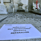 Cartel en una tumba del Ayuntamiento de Soria señalando su estado de abandono. HDS