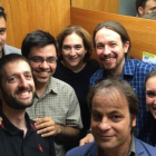 Imagen colgada por Pablo Iglesias en su cuenta de Twitter del encierro en un ascensor en el Ayuntamiento de Barcelona, junto a Ada Colau y miembros de su equipo.-Foto: TWITTER