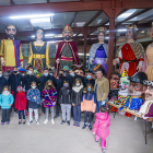 Los niños visitan la exposición de Gigantes y Cabezudos en Golmayo.-MARIO TEJEDOR