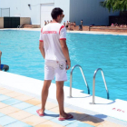 Un socorrista atiende la piscina de verano del San Andrés.-ÁLVARO MARTÍNEZ