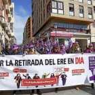 Varias mujeres aprovechan en Zamora el día de la mujer trabajadora para reivindicar la retirada del ERE en DIA.-- ICAL