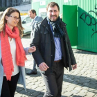Meritxell Serret y Toni Comín, este miércoles, a su salida del palacio de justicia de Bruselas. /-AFP