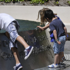 Niños refrescándose en la fuente del Rincón de Bécquer de Soria en una imagen de archivo. HDS