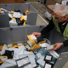Cartas y paquetes en las instalaciones de Correos-RICARD CUGAT