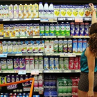 Variedades de leche en un supermercado de Barcelona, en una foto de archivo.-RICARD CUGAT