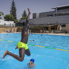 Personas refrescándose en una piscina de Soria durante la ola de calor de agosto de 2021. MARIO TEJEDOR