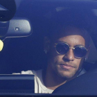 Neymar conduce su coche, este miércoles en Sant Joan Despí.-MANU FERNÁNDEZ (AP)