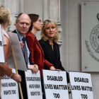 Manifestantes contra el aborto se concentran ante el Tribunal Supremo, en Londres.-AFP