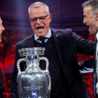 Los seleccionadores de Polonia (Jerzy Brzeczek), Sueca (Jannes Andersson) y España (Luis Enrique Martínez) se carcajean en su encuentro sobre el escenario del sorteo.-ROBERT GHEMENT (EFE)