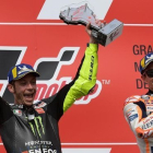 Valentino Rossi (Yamaha) y Marc Márquez (Honda) compartieron podio, el pasado domingo, en Termas de Río Hondo (Argentina).-AFP / JUAN MABROMATA
