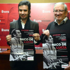 Pedro Navarro y Jesús Bárez sostienen los carteles del recital.-ÁLVARO MARTÍNEZ