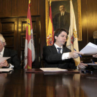 De izquierda a derecha Núñez Encabo, Martínez Mínguez y Sainz durante la firma del convenio de cesión del desván. / ÚRSULA SIERRA-