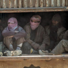 Traslado de yihadistas  del Estado Islámico tras rendirse en Baghouz.-AFP