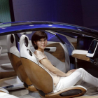 Una mujer en el 'concept car' Nissan IDS en el Salón del Automóvil de Pekín.-REUTERS / KIM KYUNG-HOON